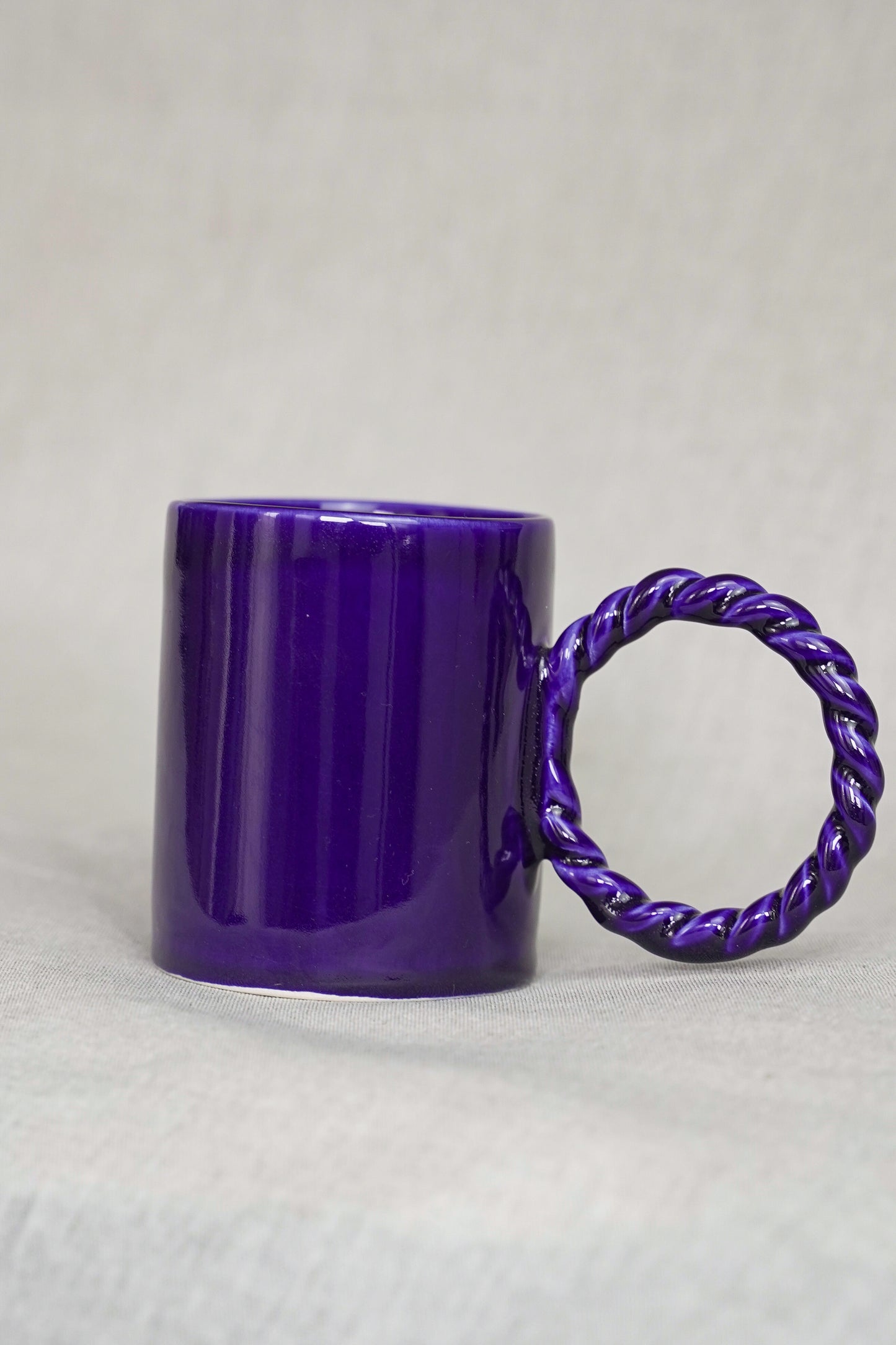 Mug artisanal en céramique avec grande anse tressée