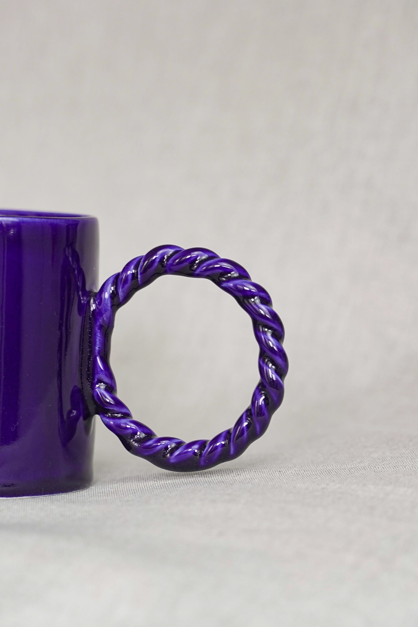 Mug artisanal en céramique avec grande anse tressée