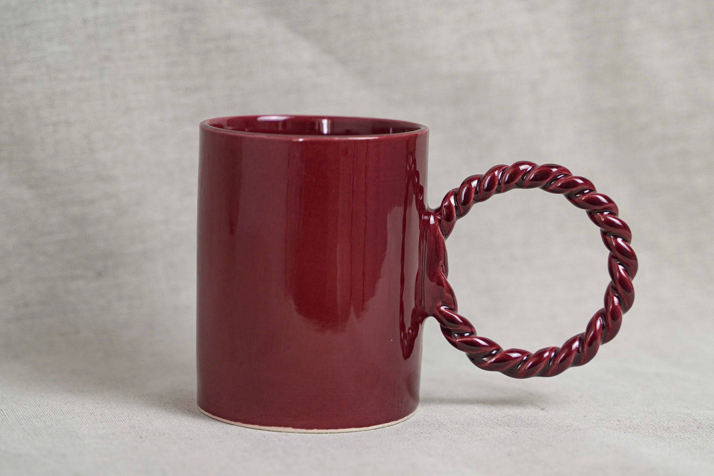 Mug artisanal en céramique avec grande anse tressée