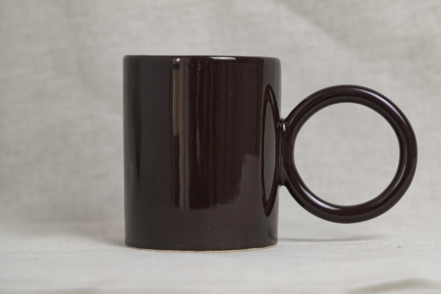 Mug artisanal en céramique avec grande anse
