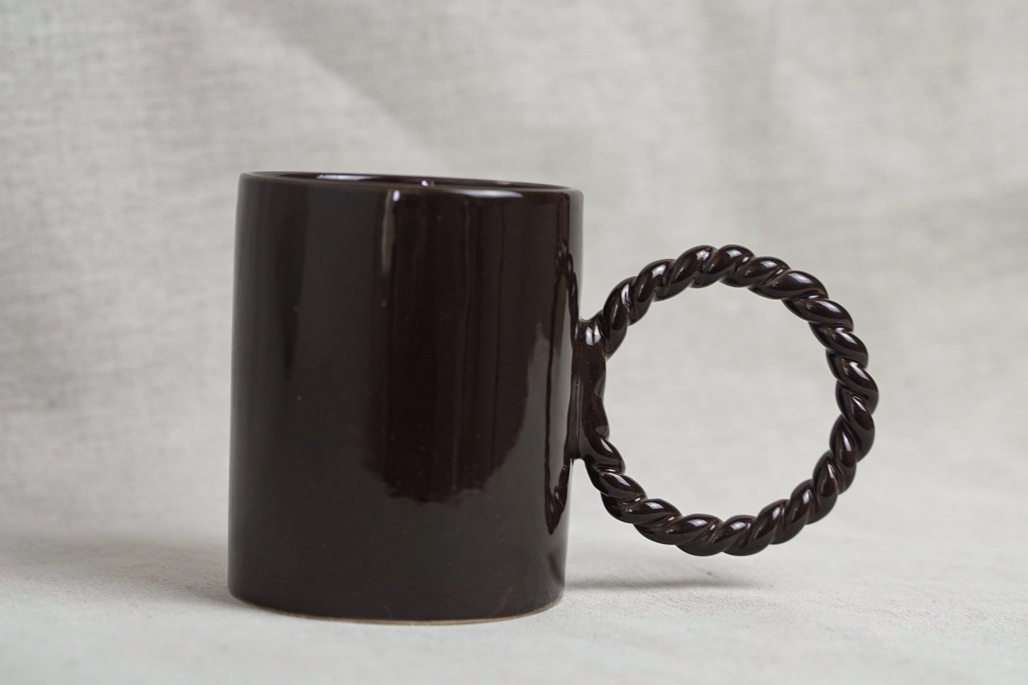 Mug artisanal en céramique avec grande anse tressée