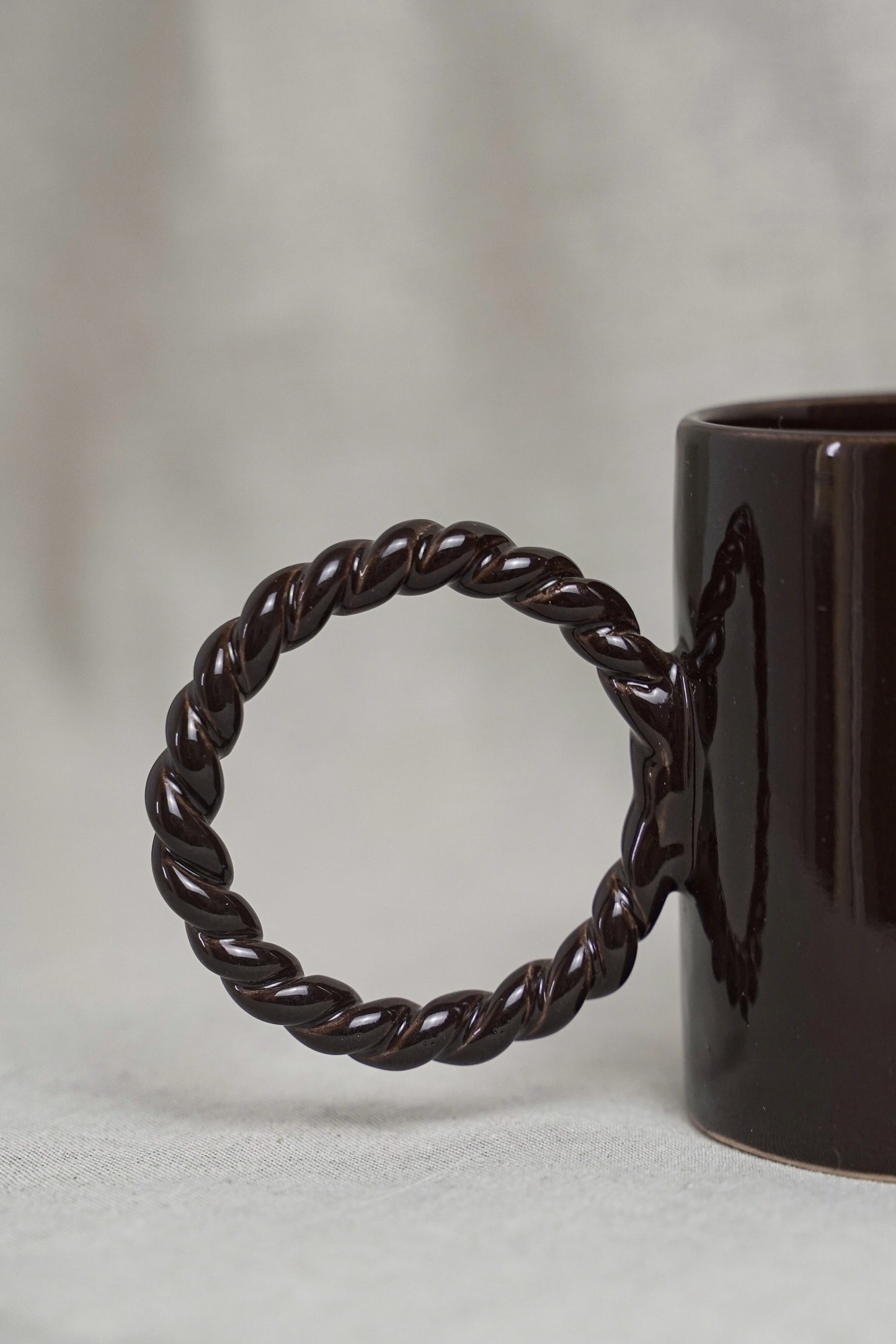 Mug artisanal en céramique avec grande anse tressée