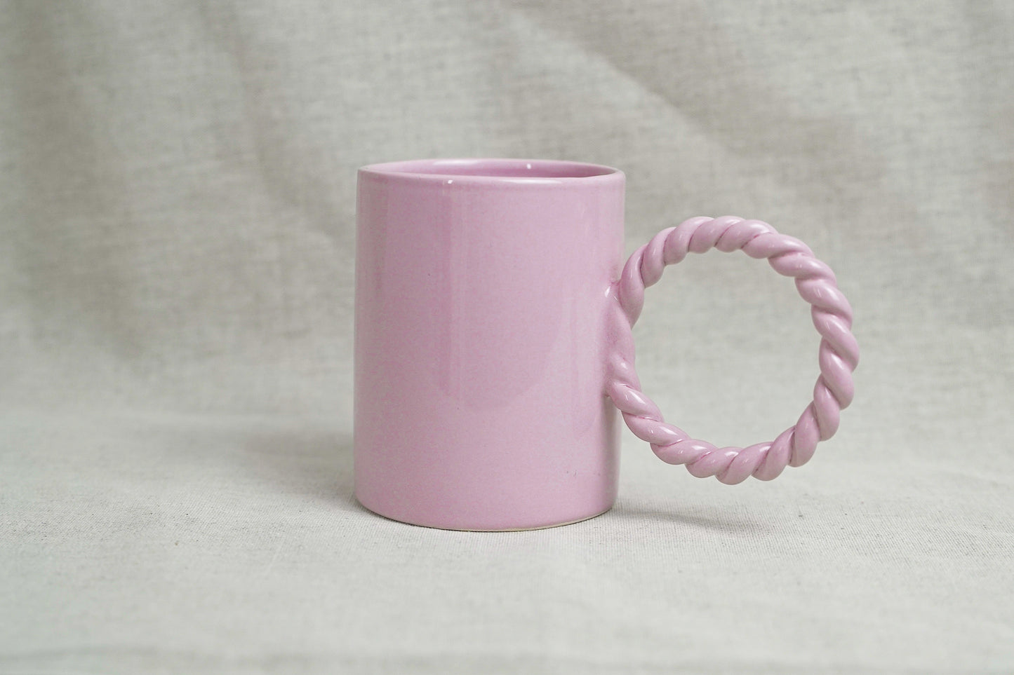 Mug artisanal en céramique avec grande anse tressée