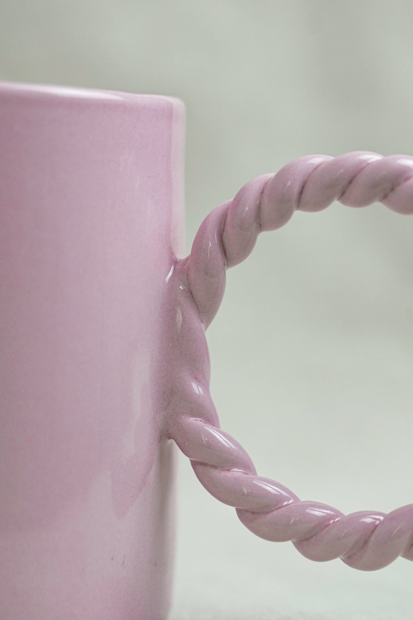 Mug artisanal en céramique avec grande anse tressée