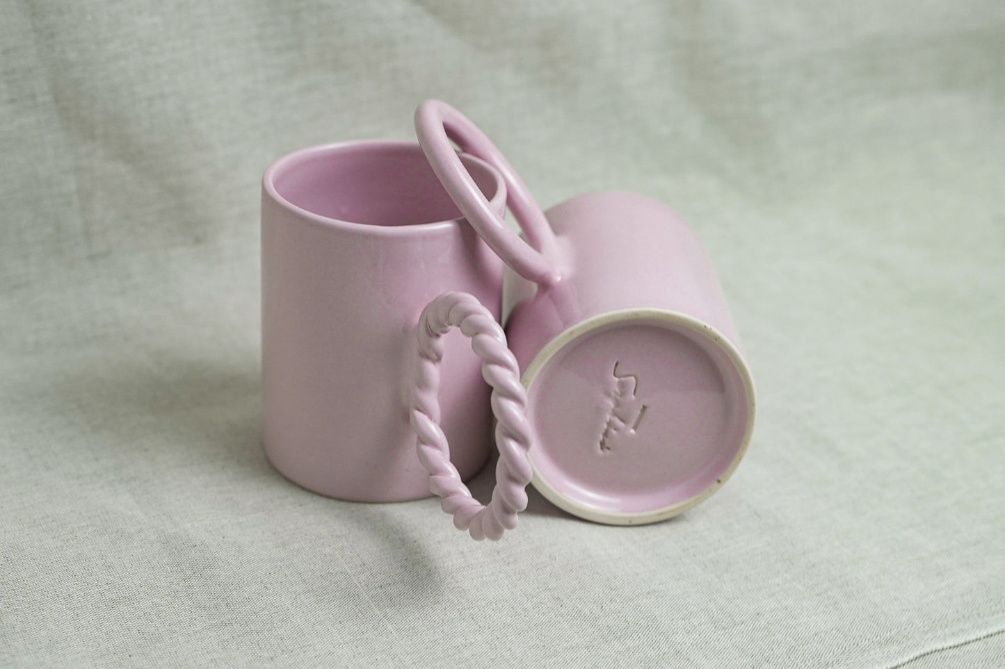 Mug artisanal en céramique avec grande anse