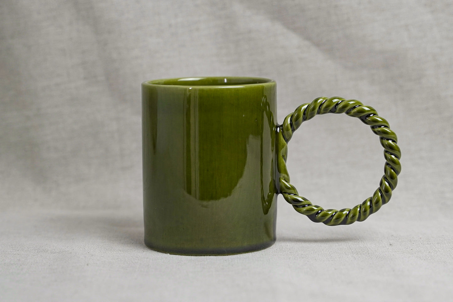 Mug artisanal en céramique avec grande anse tressée