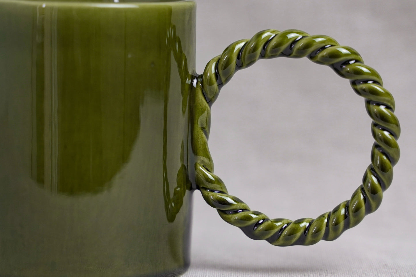 Mug artisanal en céramique avec grande anse tressée