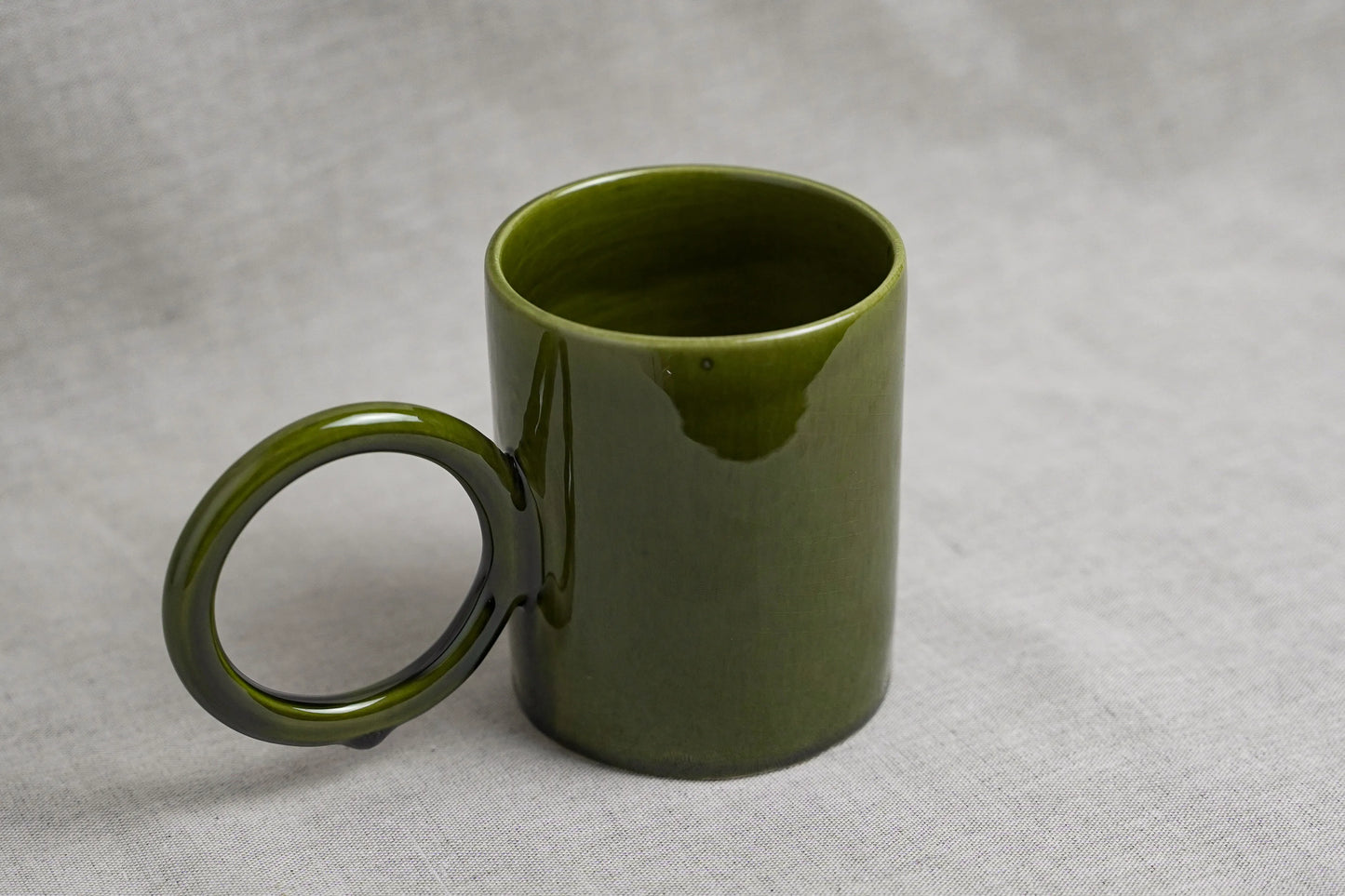 Mug artisanal en céramique avec grande anse
