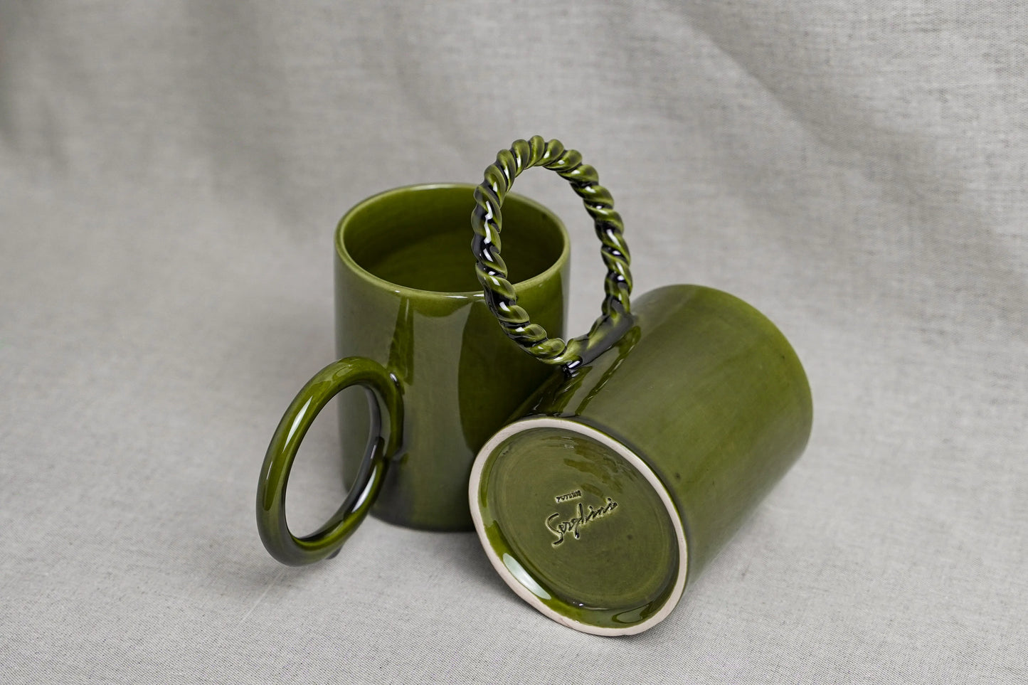 Mug artisanal en céramique avec grande anse tressée