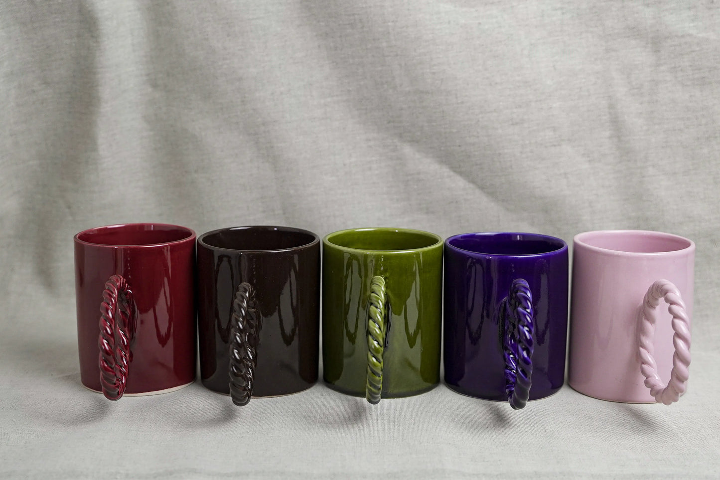 Mug artisanal en céramique avec grande anse tressée