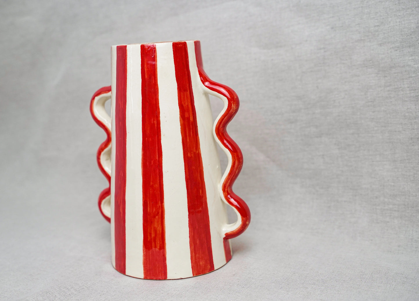 Vase en céramique rayé avec poignées ondulées