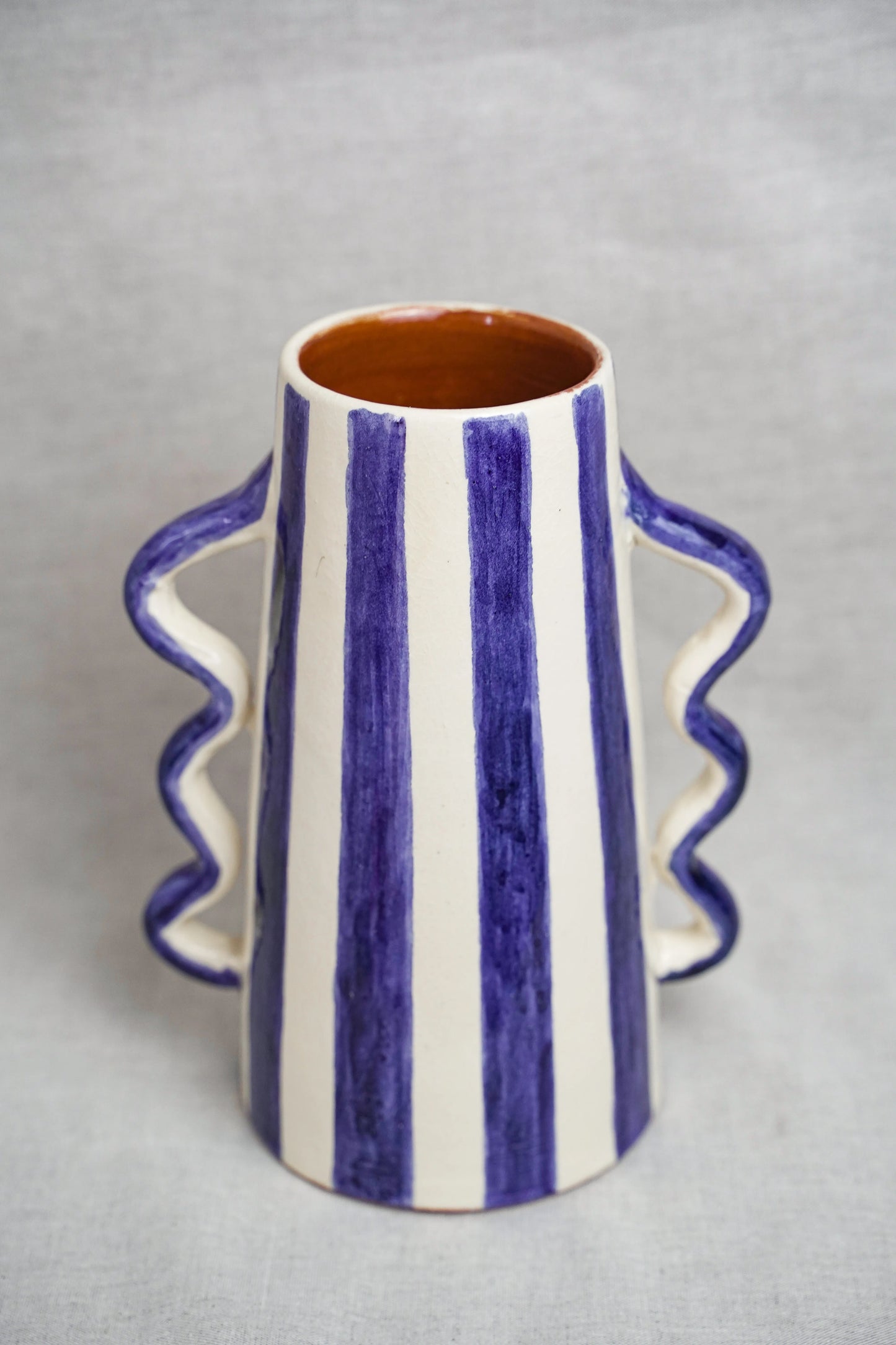 Vase en céramique rayé avec poignées ondulées