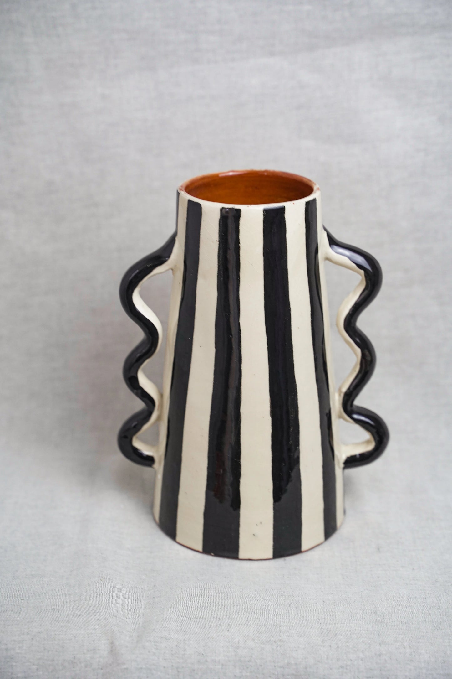 Vase en céramique rayé avec poignées ondulées