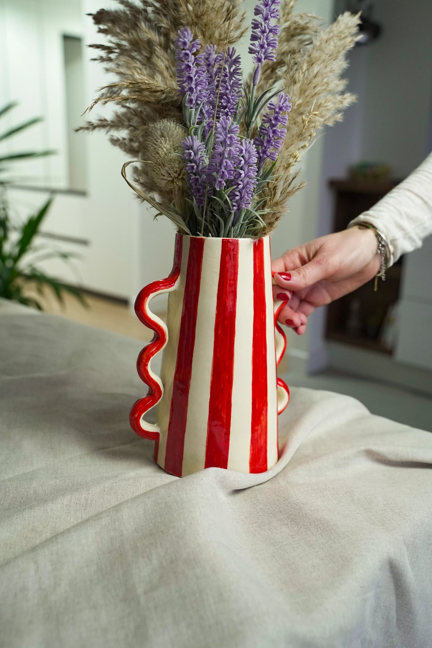 Vase en céramique rayé avec poignées ondulées