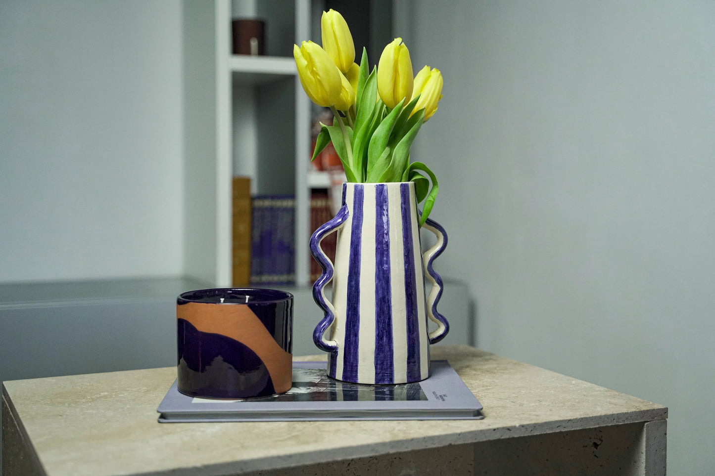 Vase en céramique rayé avec poignées ondulées