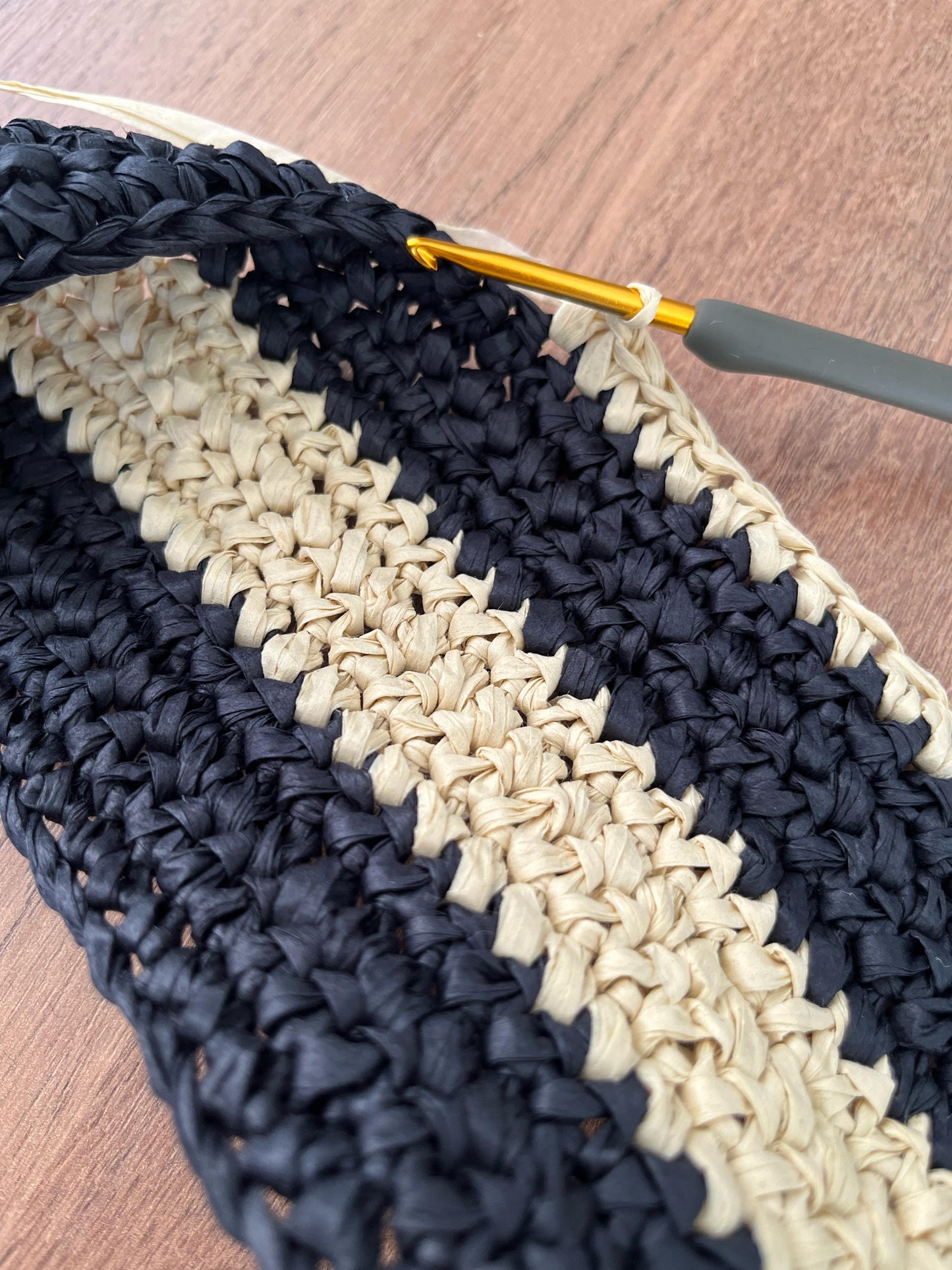Pochette crochetée Noir & Sable