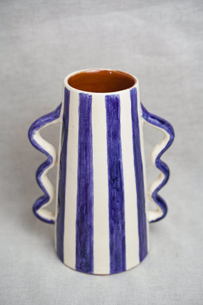 Vase en céramique rayé avec poignées ondulées