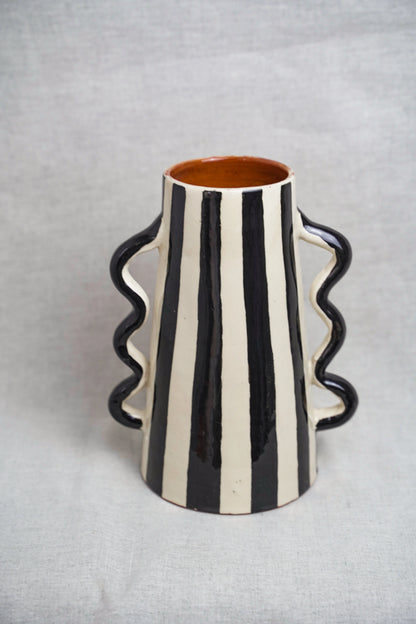 Vase en céramique rayé avec poignées ondulées
