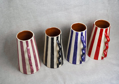 Vase en céramique rayé avec poignées ondulées