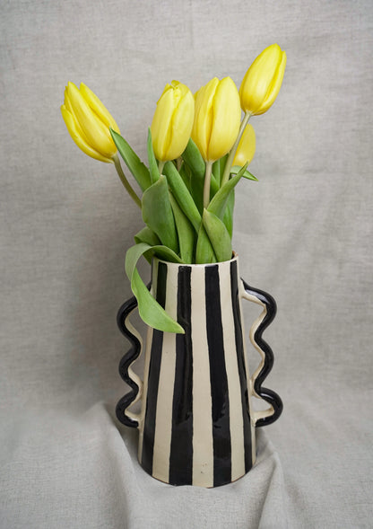 Vase en céramique rayé avec poignées ondulées