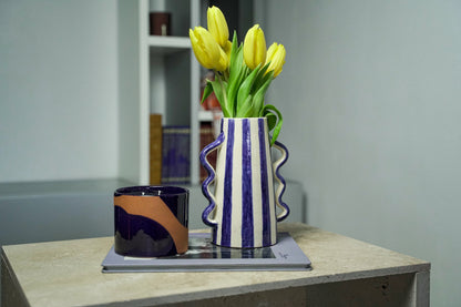 Vase en céramique rayé avec poignées ondulées