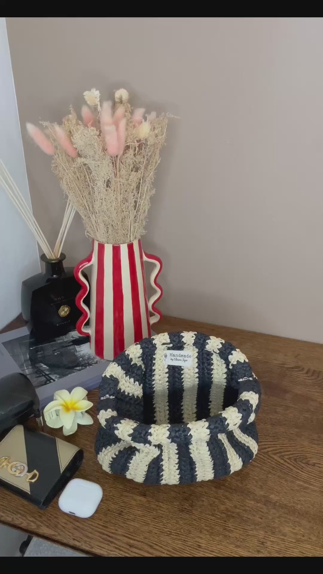 video_ugc_pochette_noir_et_beige